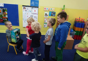 Dzieci składają życzenia.
