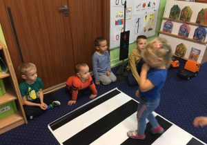 Dzieci uczą się bezpiecznie przechodzić przez pasy.