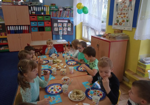 Dzieci siedzą przy stoliku