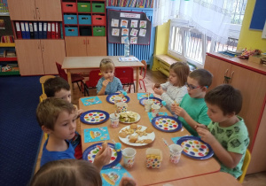 Dzieci siedzą przy stoliku