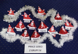 Przestrzenne Mikołaje wykonane z kolorowego papieru.