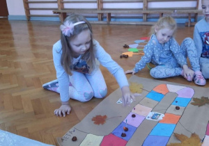 Dzieci doskonalą orientację przestrzenną.