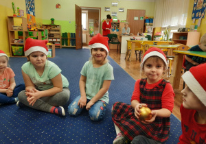 Zabawy dzieci przy muzyce.