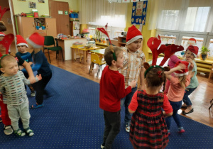 Zabawy dzieci przy muzyce.