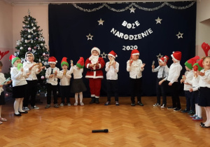 Dzieci grają na instrumentach spiewając kolędę.