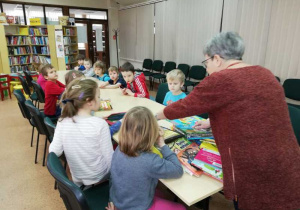 Grupa 4 w bibliotece.