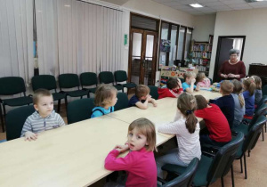 Dzieci słuchają bibliotekarki.