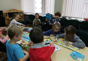 Dzieci oglądają książki.