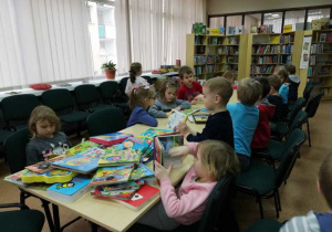 Dzieci oglądają ksiązki.