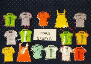 Prace plastyczne dzieci - uszyte koszulki i spudnice.