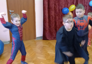 Trzech chłopców tańczy. Dwóch z nich to Spiderman i jeden Harry Potter.