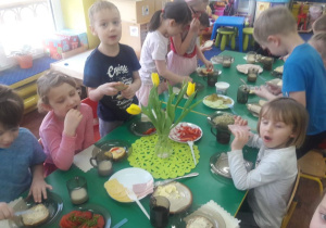 Dzieci przygotowują swoje kanapki.