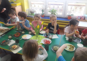 Zjadamy kanapki.