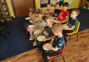 Podczas Dnia Dziecka - siedzimy z popcornem i oglądamy bajkę , jak w kinie.