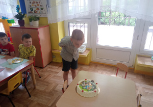 chłopiec dmucha świeczki na torcie