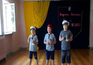 Dzieci z grupy IV grają na dzwonka i śpiewają piosenkę o morzu.