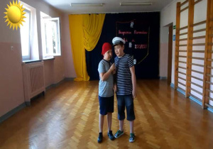 Dwaj chłopcy z grupy IV recytują wiersz "Nad morzem".