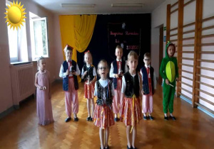 Dzieci z grupy I recytują wiersz o Krakowie.