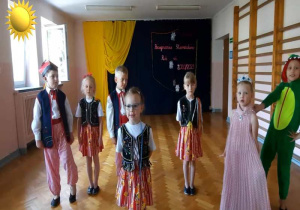 Dzieci z grupy I prezentują wierszowaną legendę o "Smoku Wawelskim".