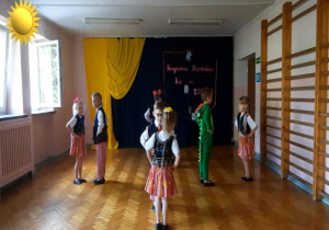 Dzieci z grupy I tańczą krakowiaka.