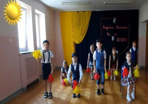 Dzieci z grupy III tańczą z pomponami do piosenki o naszym mieście.