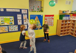 dzieci w klasie podrzucają balony