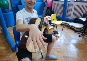 Hubert prezentuje specjalne nakładki na paznokcie potrzebne podczas gry na gitarze.