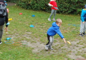 dzieci biorą udział w sportowej rywalizacji na podwórku przedszkolnym