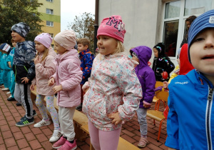 grupa dzieci dopingująca kolegów na spartakiadzie