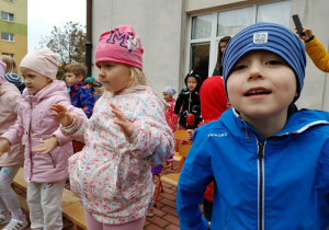 grupa dzieci dopingująca kolegów na spartakiadzie