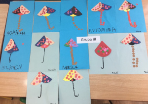Praca plastyczna wykonana z wykorzystaniem origami płaskiego z koła "Kolorowe parasolki".
