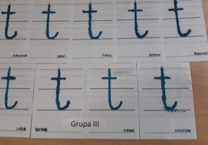 Litera "t" wyklejana plasteliną.