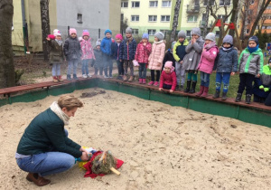 Dzieci żegnają zimę - Pani Ola pali Marzannę.
