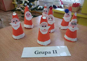 mikołaje wykonane z kolorowego papieru, napis Grupa 2