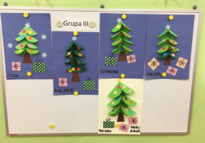 Prace plastyczne dzieci - choinki wykonane z papieru.