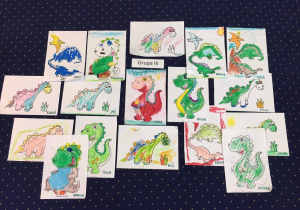 Prace plastyczne - dinozaury pokolorowane kredkami.