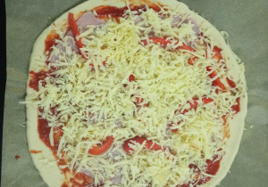 okrągła pizza posypana serem