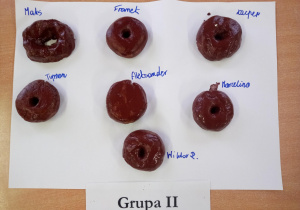 pączki z masy solnej, pomalowane brązową farbą, napis grupa II