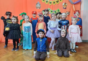 Wszystkie dzieci z gr. IV pozują do zdjęcia w strojach karnawałowych.