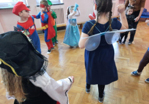 Dzieci bawią się przy muzyce.
