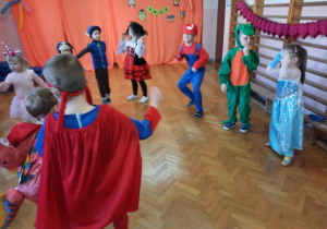 Dzieci bawią się przy muzyce.