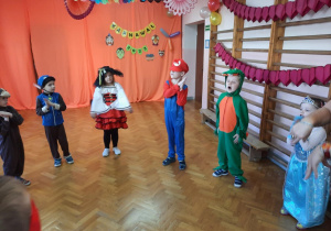 Dzieci bawią się przy muzyce.