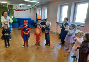 Dzieci bawią się przy muzyce.