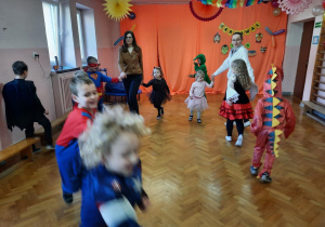 Dzieci bawią się przy muzyce.