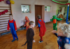 Dzieci bawią się przy muzyce.