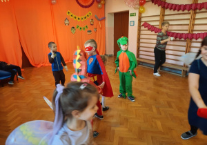 Dzieci bawią się przy muzyce.
