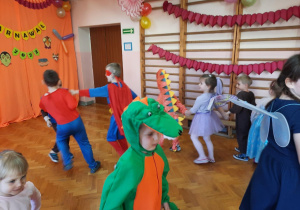 Dzieci bawią się przy muzyce.