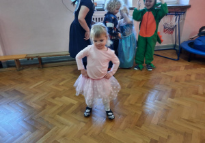 Dziewczynka tańczy do muzyki.