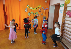 Dzieci bawią się przy muzyce.