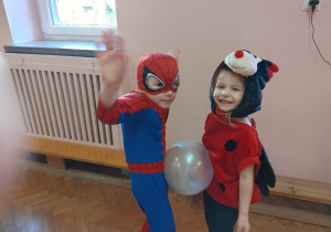 dwóch chłopców tańczy z balonem